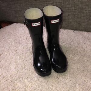 Black hunter boots